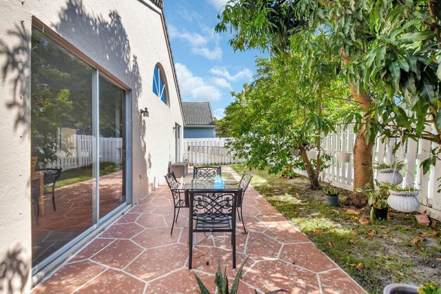 6090 Newport Village Way, Lake Worth, FL 33463