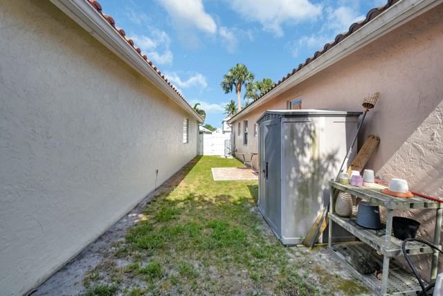 6090 Newport Village Way, Lake Worth, FL 33463