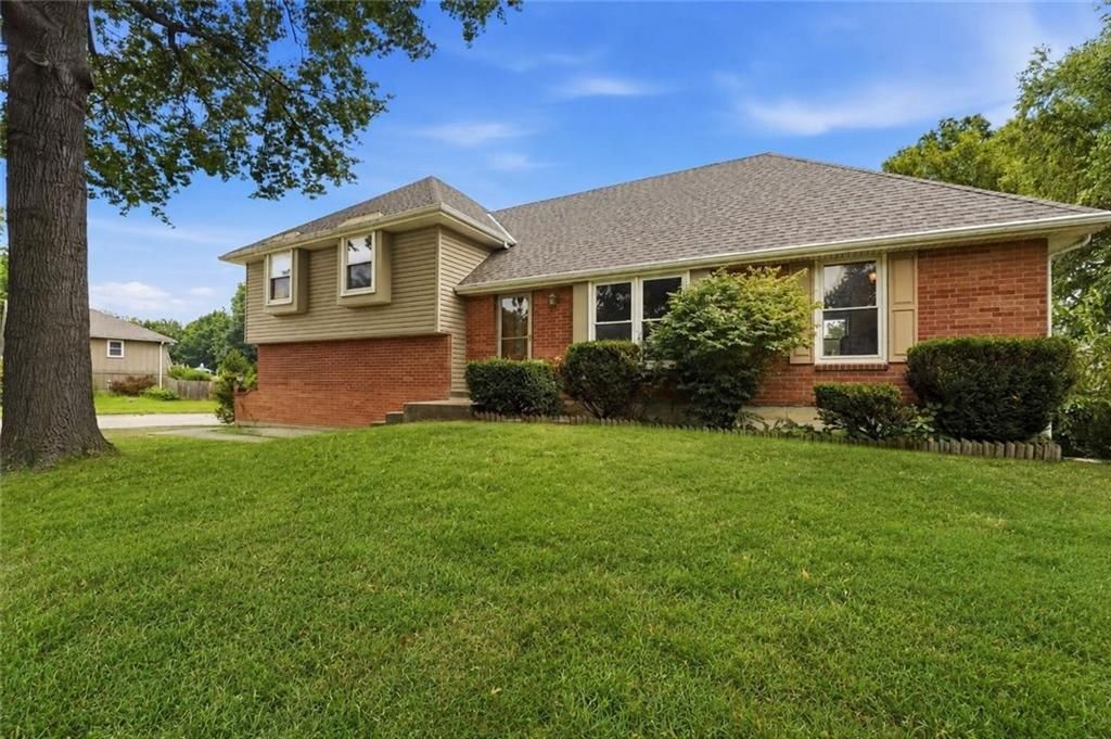 400 S NORMANDY Drive, Olathe, KS 66061