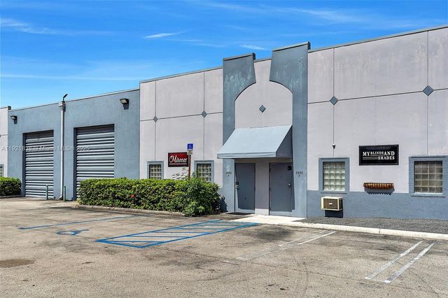 8450 NW 68 ST, Doral, FL 33166