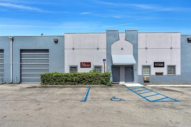 8450 NW 68 ST, Doral, FL 33166