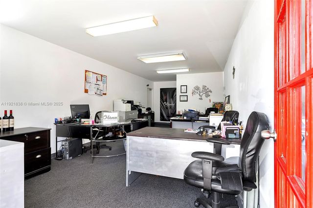 8450 NW 68 ST, Doral, FL 33166