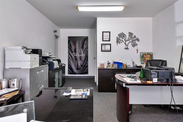 8450 NW 68 ST, Doral, FL 33166