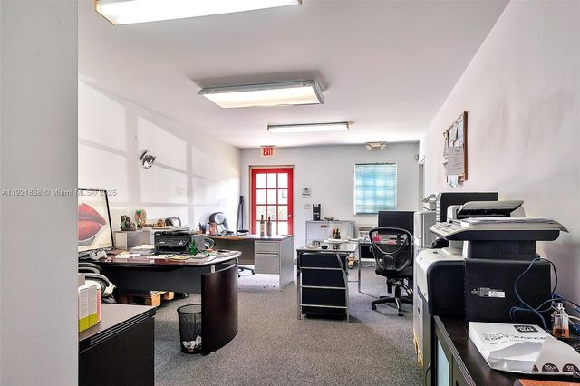 8450 NW 68 ST, Doral, FL 33166