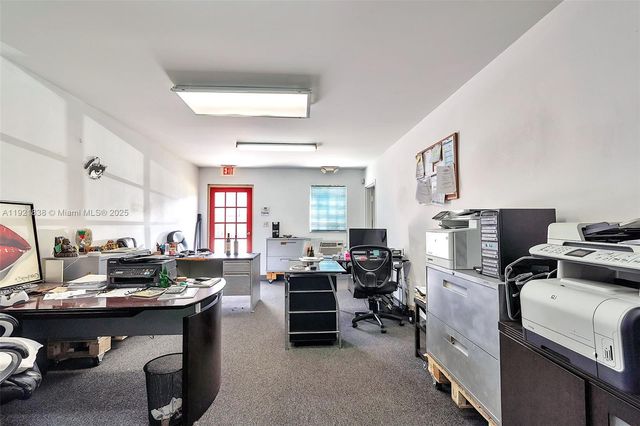 8450 NW 68 ST, Doral, FL 33166