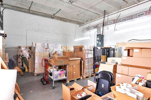 8450 NW 68 ST, Doral, FL 33166