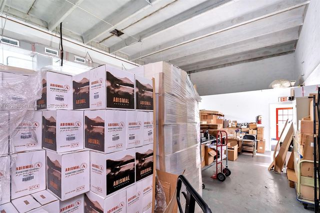 8450 NW 68 ST, Doral, FL 33166