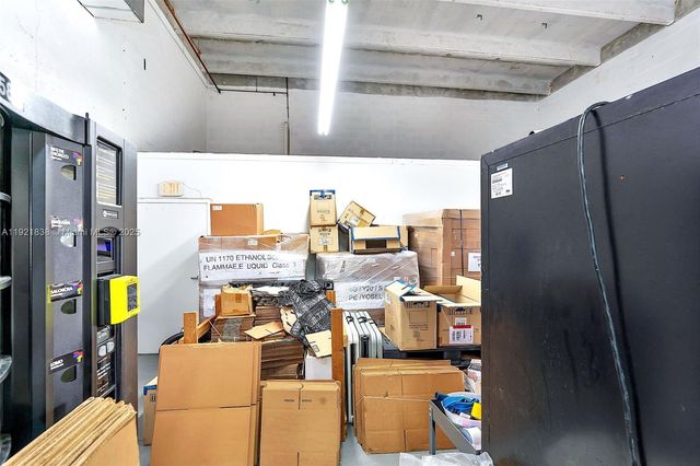 8450 NW 68 ST, Doral, FL 33166