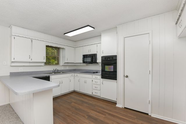 106 Willow Lane, Burleson, TX 76028