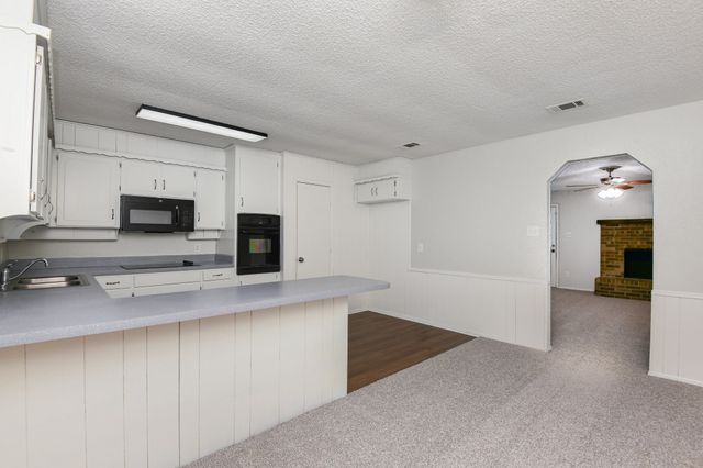 106 Willow Lane, Burleson, TX 76028