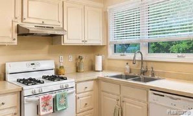 14864 Yorkshire Street, Southgate, MI 48195
