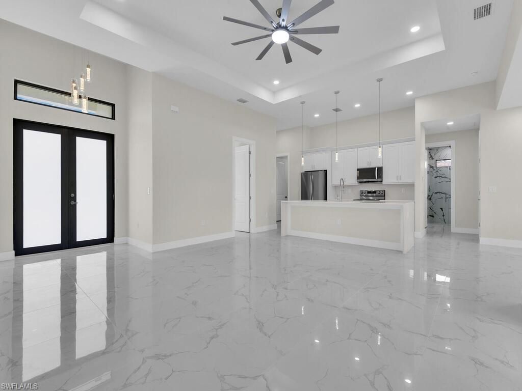 611 LINCOLN AVE, LEHIGH ACRES, FL 33972 — exterior