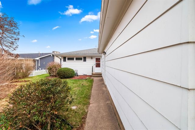 2038 Ash Te Wette Beach Drive, Hillsdale, MI 49242