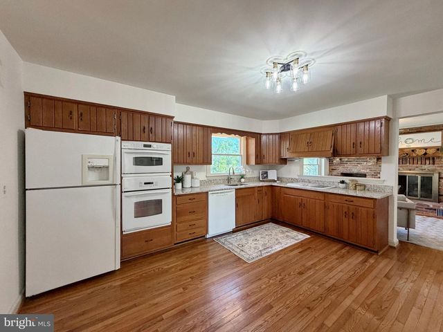 5880 WEDDING CT, Welcome, MD 20693