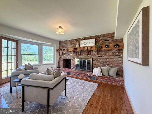 5880 WEDDING CT, Welcome, MD 20693