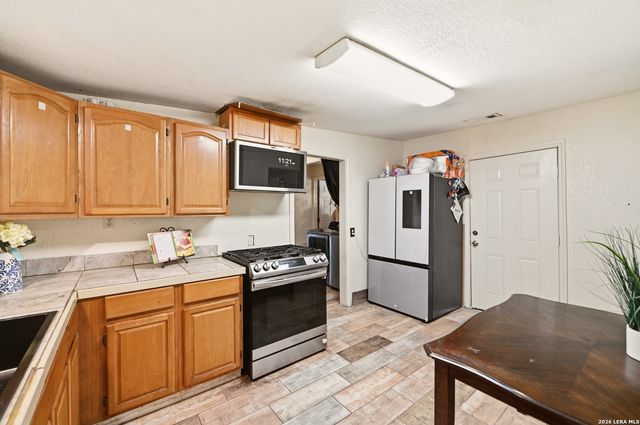1050 KENDALIA AVE, San Antonio, TX 78221