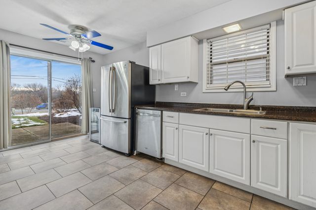 8313 Highpoint Circle F, Darien, IL 60561