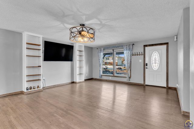 3101 SW 32nd St, Topeka, KS 66614