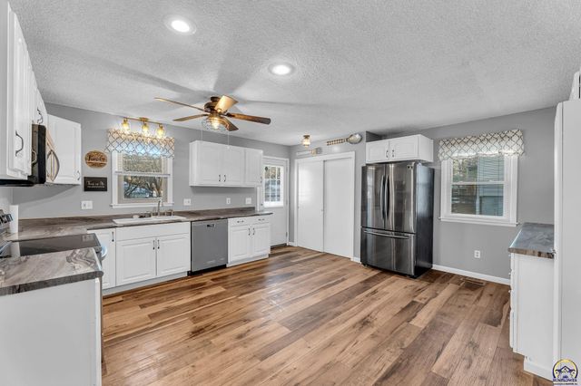 3101 SW 32nd St, Topeka, KS 66614