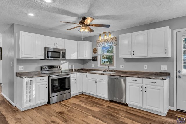 3101 SW 32nd St, Topeka, KS 66614