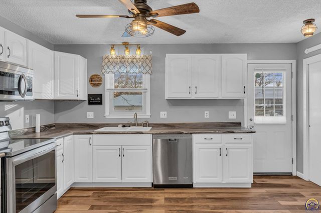 3101 SW 32nd St, Topeka, KS 66614