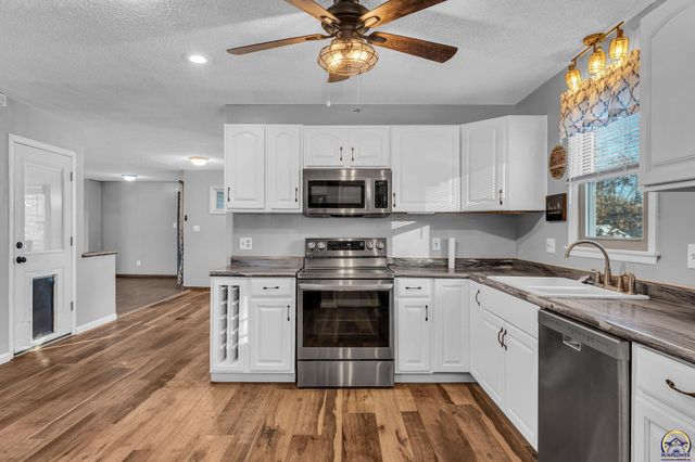 3101 SW 32nd St, Topeka, KS 66614