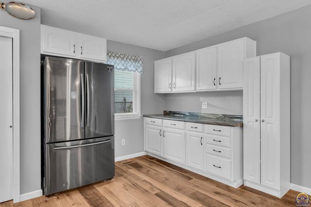 3101 SW 32nd St, Topeka, KS 66614