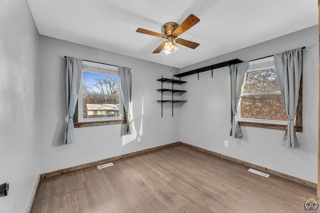 3101 SW 32nd St, Topeka, KS 66614