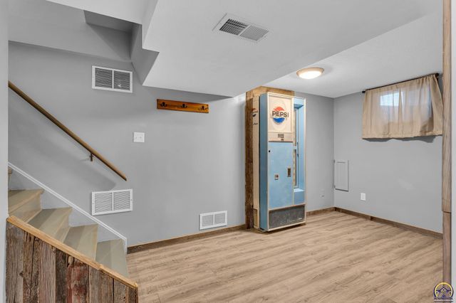 3101 SW 32nd St, Topeka, KS 66614