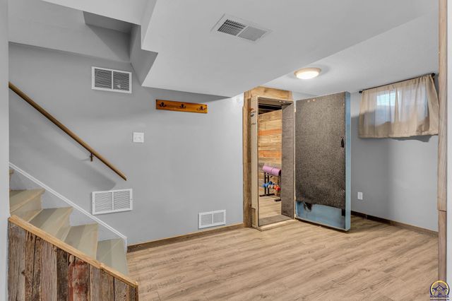 3101 SW 32nd St, Topeka, KS 66614