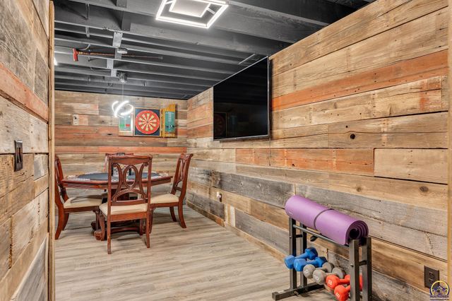 3101 SW 32nd St, Topeka, KS 66614