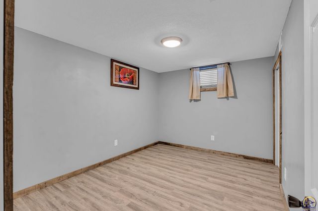 3101 SW 32nd St, Topeka, KS 66614