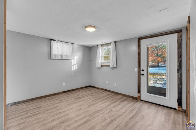 3101 SW 32nd St, Topeka, KS 66614