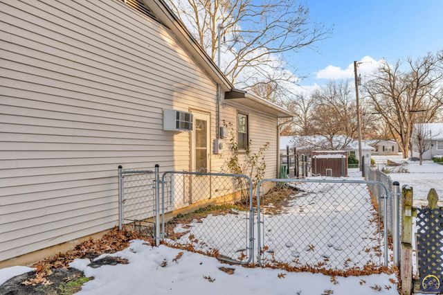 3101 SW 32nd St, Topeka, KS 66614