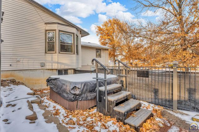 3101 SW 32nd St, Topeka, KS 66614