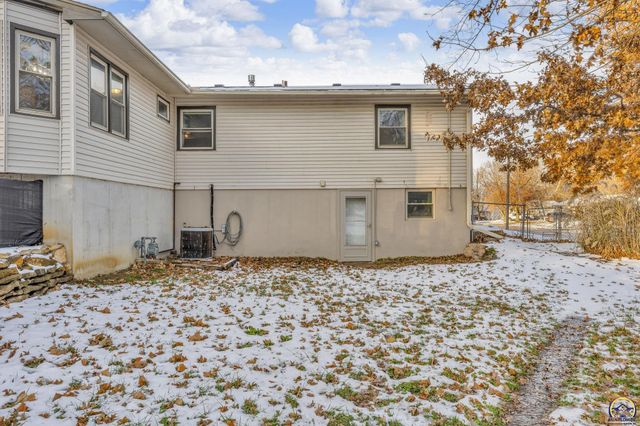 3101 SW 32nd St, Topeka, KS 66614