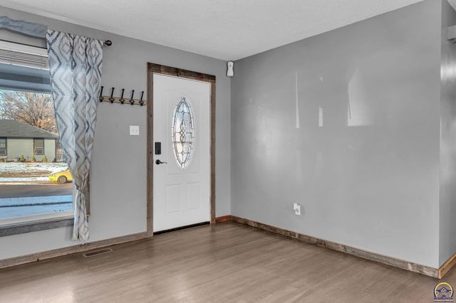 3101 SW 32nd St, Topeka, KS 66614