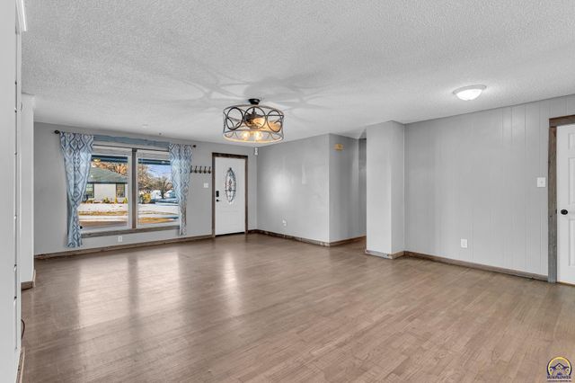 3101 SW 32nd St, Topeka, KS 66614