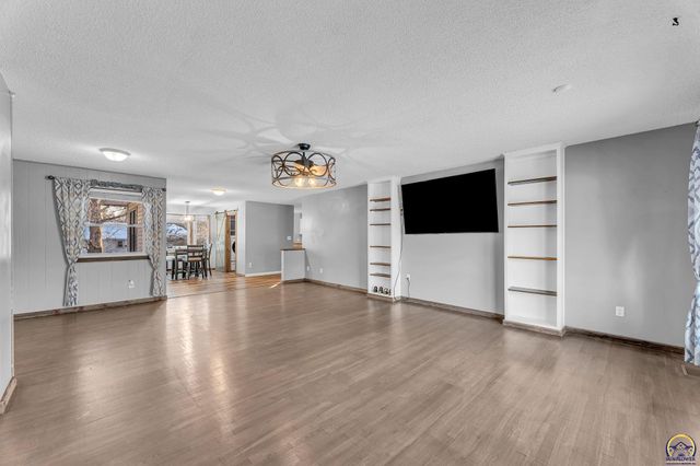 3101 SW 32nd St, Topeka, KS 66614