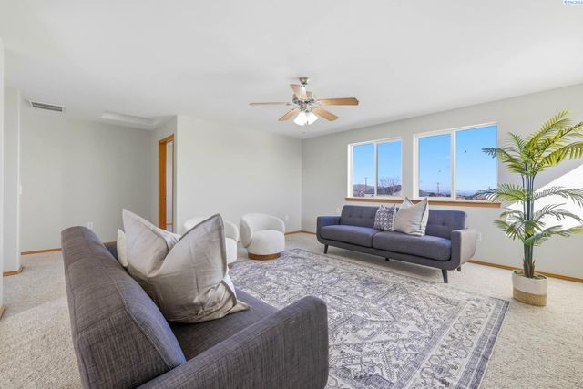 21411 S Clodfelter, Kennewick, WA 99338