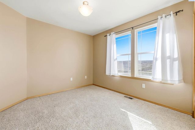 21411 S Clodfelter, Kennewick, WA 99338