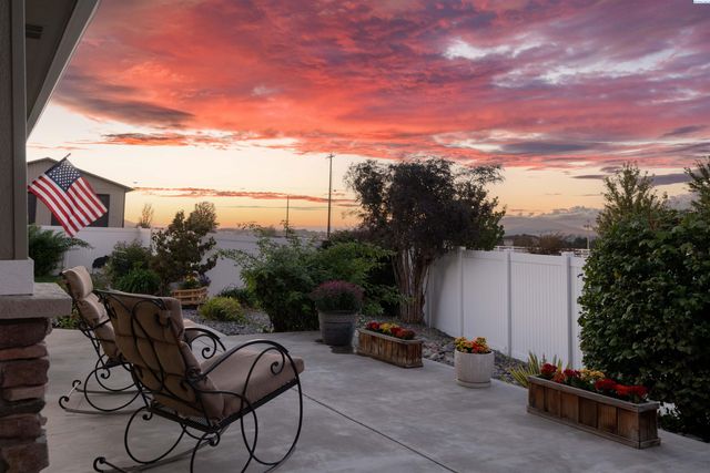 21411 S Clodfelter, Kennewick, WA 99338