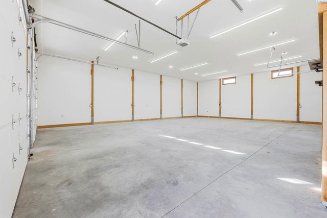 21411 S Clodfelter, Kennewick, WA 99338