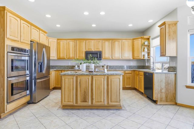 21411 S Clodfelter, Kennewick, WA 99338