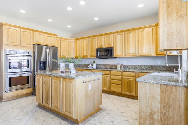 21411 S Clodfelter, Kennewick, WA 99338