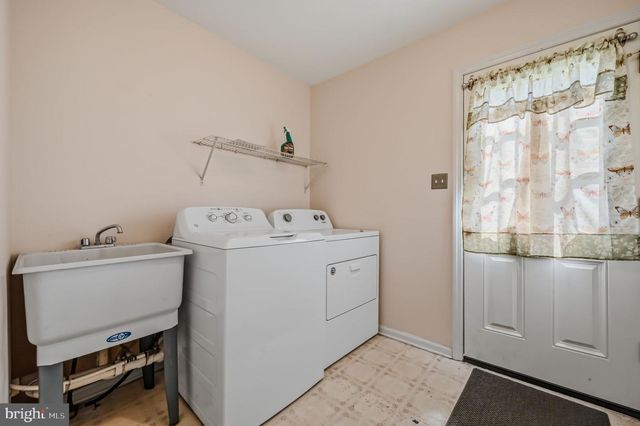 102 AVIGNON CT, Newark, DE 19702