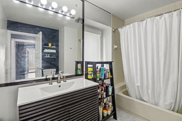 5655 Hillcrest Circle E, West Bloomfield Twp, MI 48322