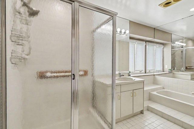 5655 Hillcrest Circle E, West Bloomfield Twp, MI 48322