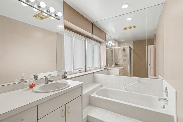 5655 Hillcrest Circle E, West Bloomfield Twp, MI 48322