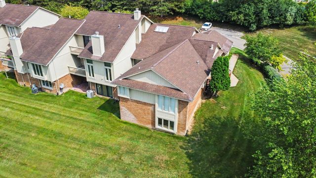 5655 Hillcrest Circle E, West Bloomfield Twp, MI 48322